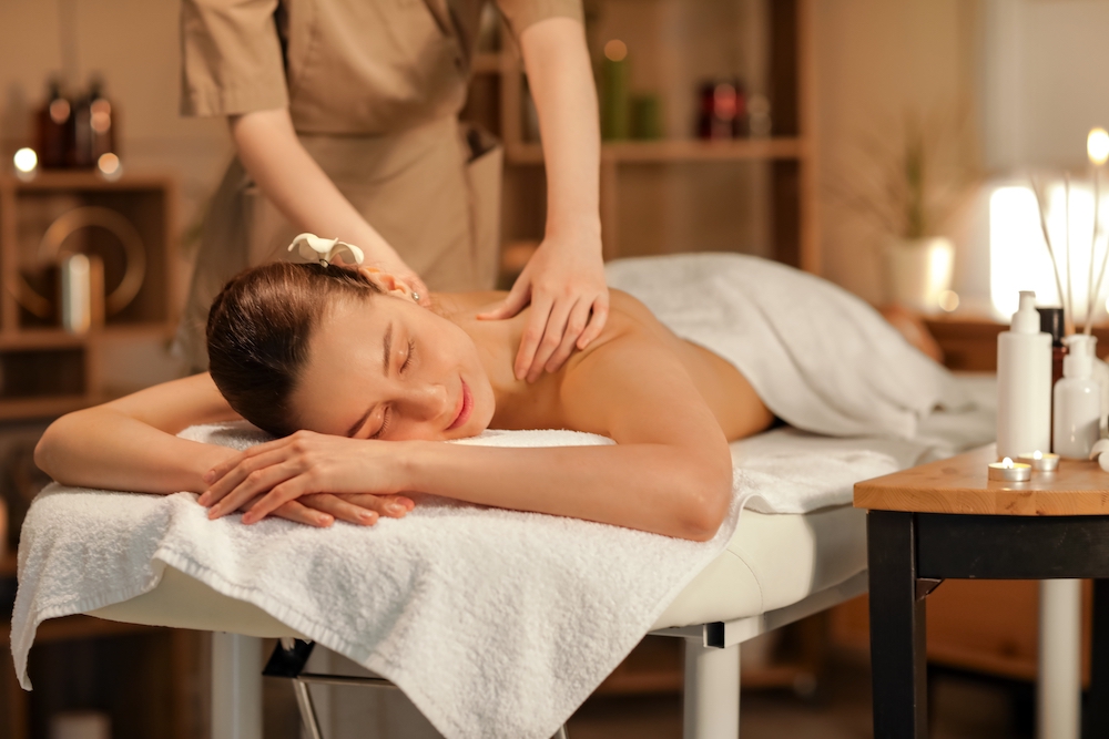 Beautiful,Woman,Getting,Massage,On,Couch,In,Dark,Spa,Salon