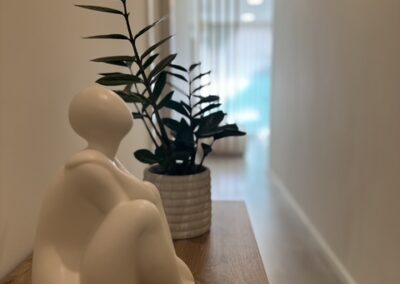 Corredor da Cuidar't com escultura e planta